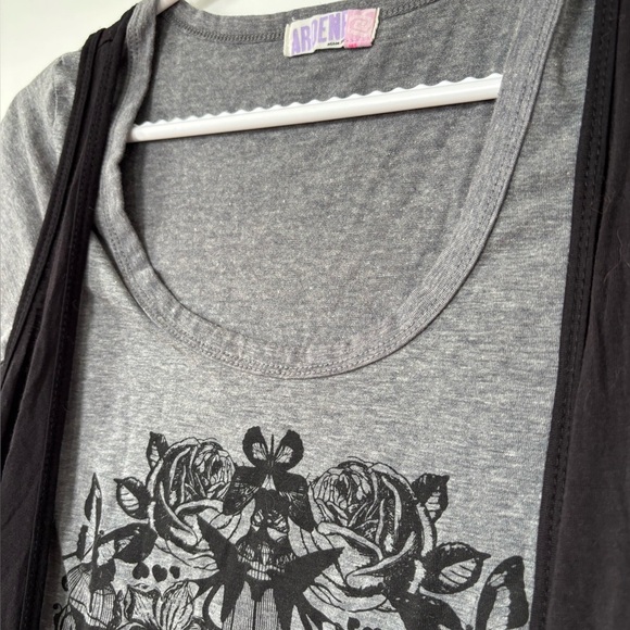 🎉4/30$🎉 Ardene Graphic Top - Size Small - Picture 2 of 5